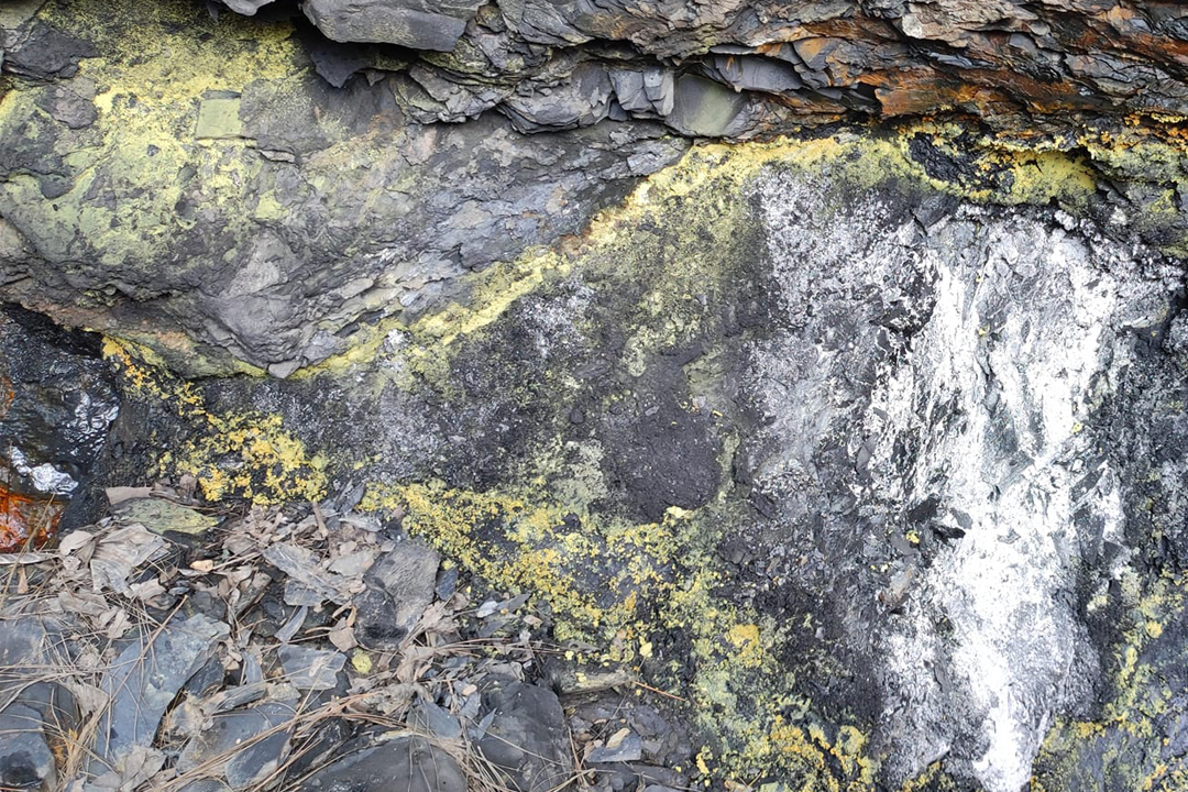 बैतडीमा पानीमा बगेर गन्धक खेर जाँदै, उपयोगका लागि पहल शुरु 